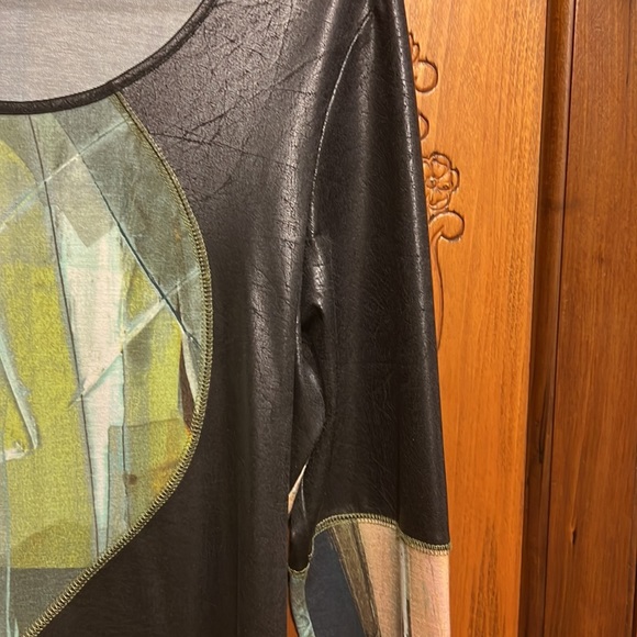 Unique tunic with different textures and colors - Picture 2 of 6